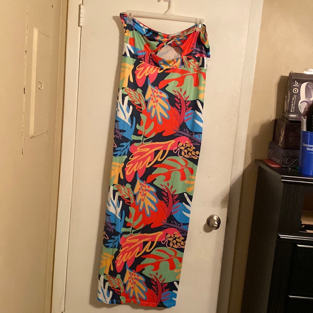 Multi colored Women’s halter dress. Size 1X. Never worn.